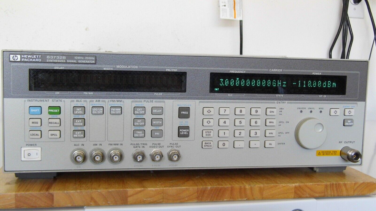 Agilent HP 83732B 1E1, 1E5 &1E8 20GHz Synth. CW Generator Agilent HP 83732B 1E1, 1E5 &1E8 20GHz Synth. CW Generator